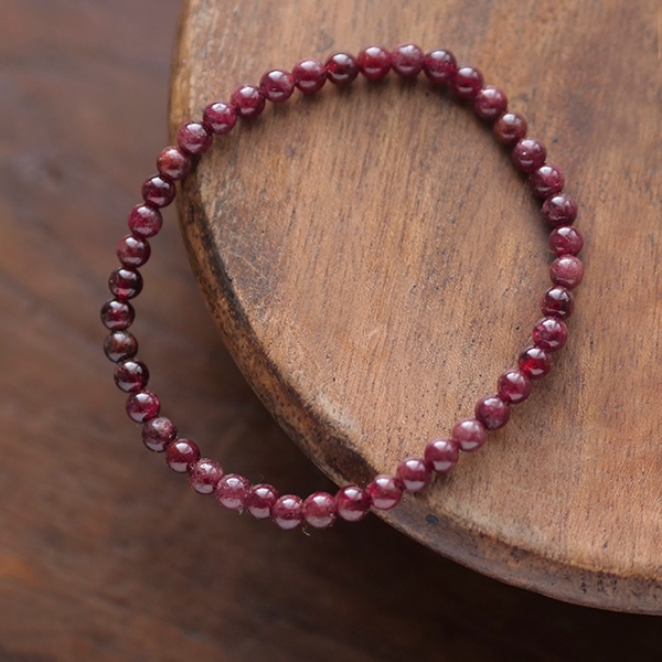 Bracelet with garnet stones
