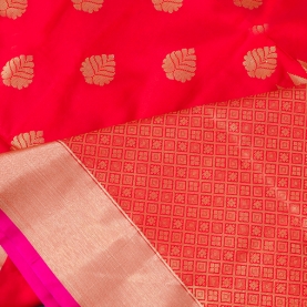 Saree indien rouge et doré