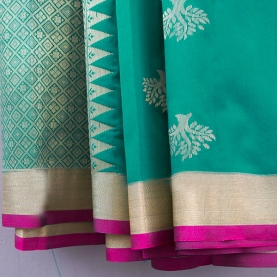 Saree indien satiné vert et doré