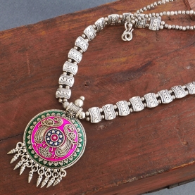 Collier indien ethnique Paons rose et vert