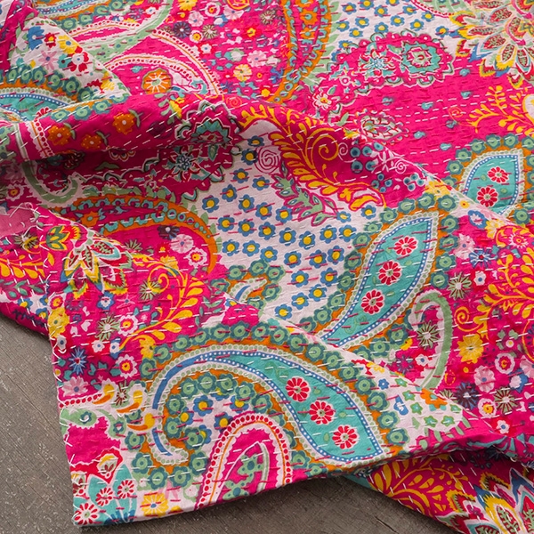 Dessus de lit indien Kantha artisanal imprimé rose