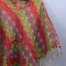 Poncho motifs népalais traditionnels rouge et vert