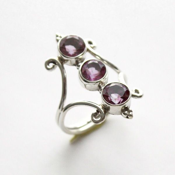 Indian silver ring with 3 amethysts T7.5