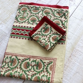 Nappe indienne avec serviettes beige et bordeaux